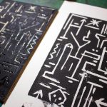 "Scribendi Origines", estampe imprimée traditionnellement à partir d'une gravure sur bois par Hyperactivity Rocks en 2016