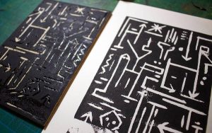 "Scribendi Origines", estampe imprimée traditionnellement à partir d'une gravure sur bois par Hyperactivity Rocks en 2016
