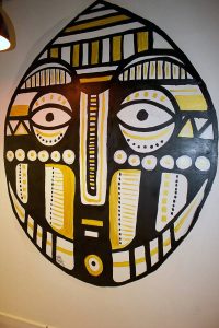 "Oro Nero", Peinture inspirée des arts premiers, masque africain, décoration restaurant africain DNM, Nancy, par Hyperactivity rocks 2016