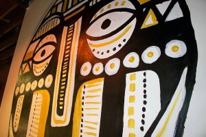 "Oro Nero", Peinture inspirée des arts premiers, masque africain, décoration restaurant africain DNM, Nancy, par Hyperactivity rocks 2016