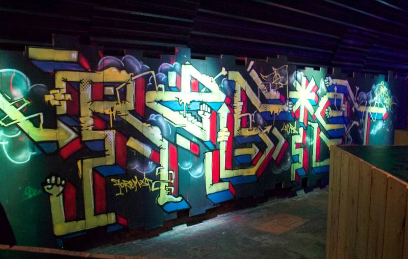 Graffiti "Resist !" peint pendant la soirée organisée par Foremost à LNVRS qui accueillait Josh Wink